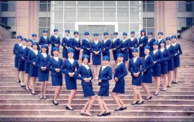 小姐姐|为什么飞机上的空姐大多穿裙子,而不是裤子?