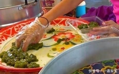 大姐摆摊卖“特别”小吃,1元2个,一天只做2大锅,来晚了吃不上