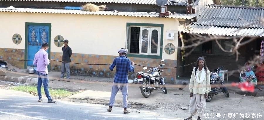 盘头|男子51年不剪头发,长年将头发盘头上,展开后竟长达15米!