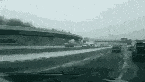 |搞笑GIF:哥们,你还真是土豪,用茅台酒喂螃蟹