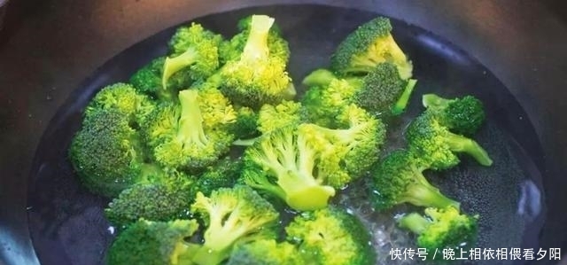 炒蒜蓉蚝油西蓝花,牢记2招,改变焯水方式,保持营养不流失