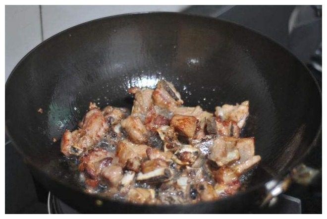 做排骨有讲究,开头放错水味道就差一半,网友难怪放嘴里咬不动