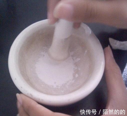 养花先养根,浇灌2种水,根系长的“洁白稠密”,轻松变爆盆!