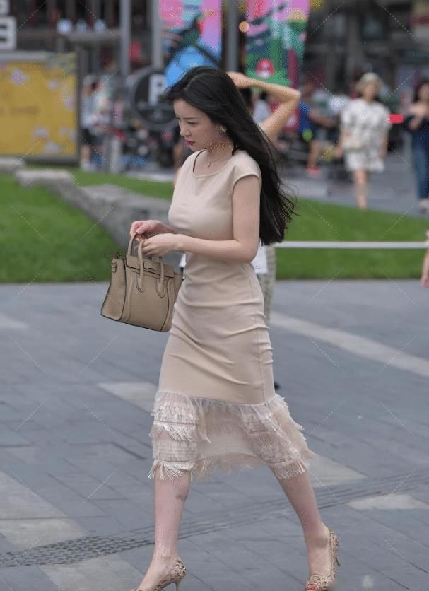 贵妇逛街“真奢侈”，把拖布围在裙子上，怪不得路人都不敢靠近