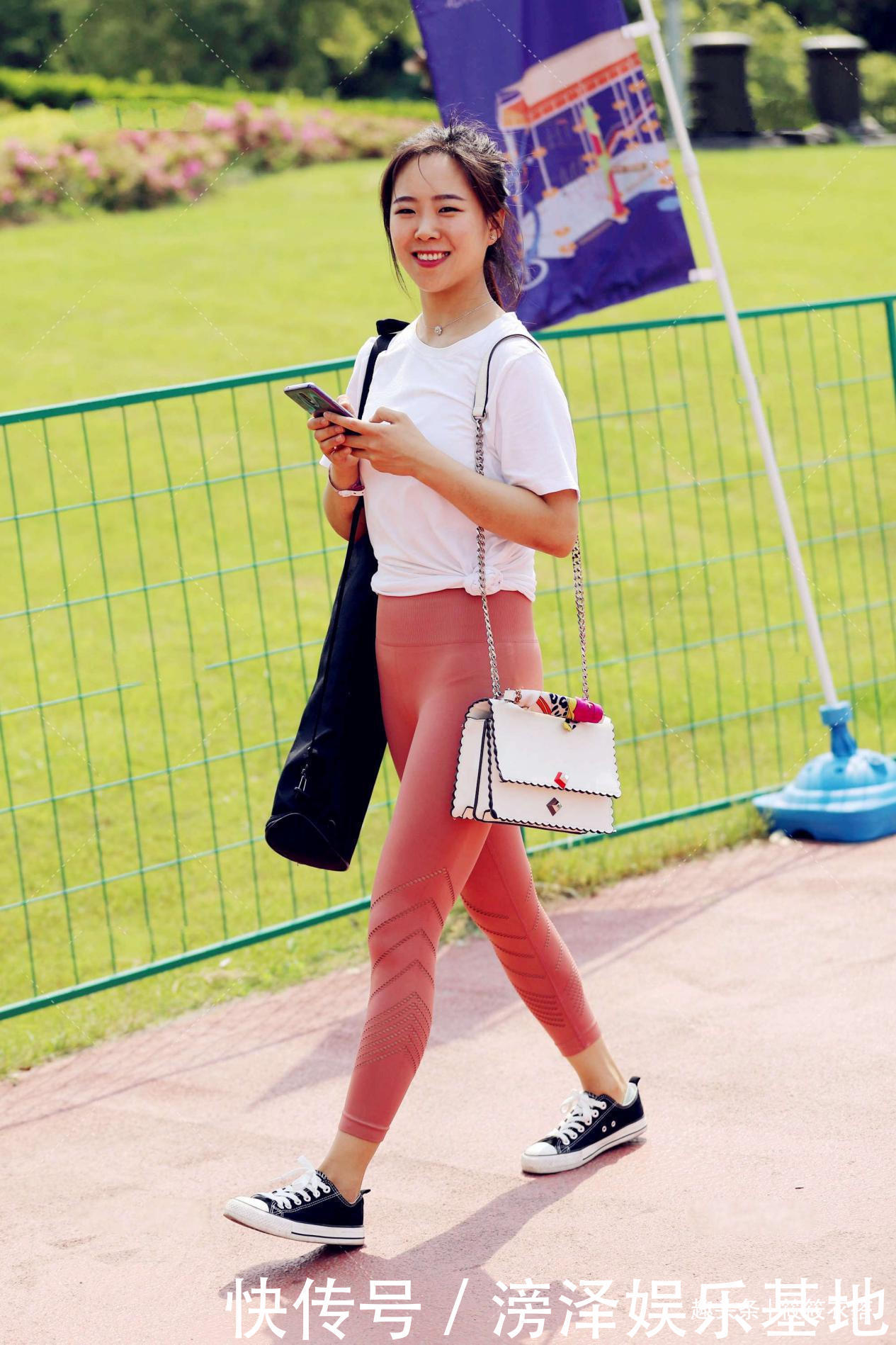 显年轻的穿搭,短袖搭配运动裤,彩色搭配青春靓丽