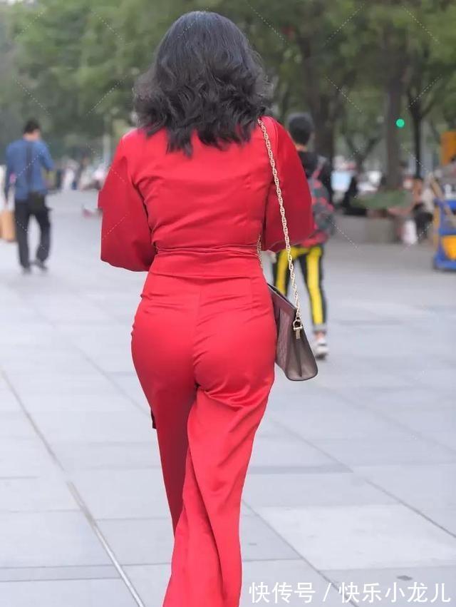 姑娘们 气质出众的打底裤搭配,露腿的穿搭组合很加分,轻松舒适