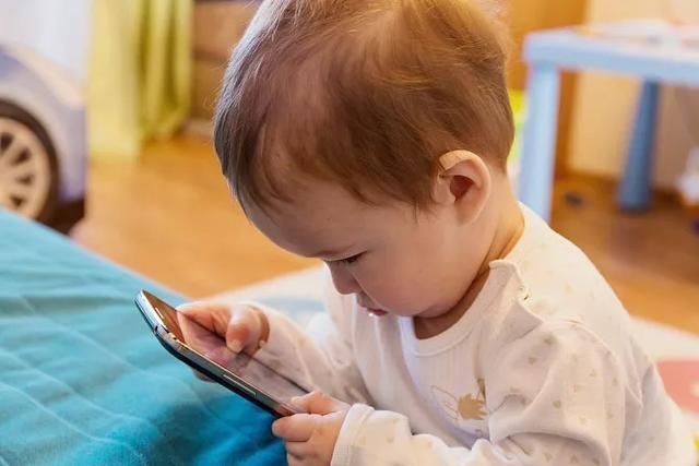 人生|妈妈,我想玩手机,两位妈妈不同的回答,决定了孩子不同人生