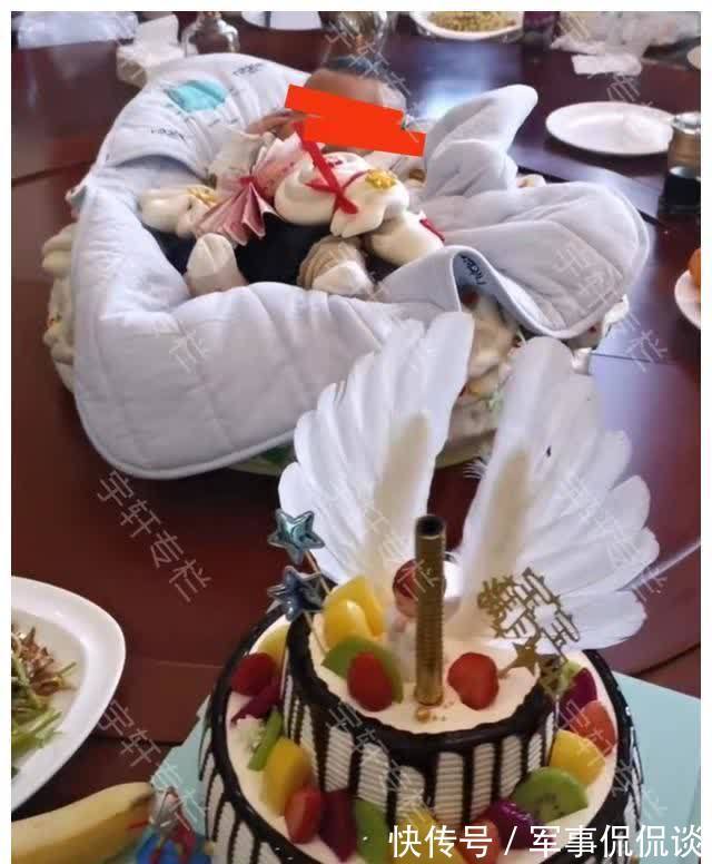 一家人|这样不晕?孩子满月,北京一家人将他放在餐盘中间,转着“吃饭”