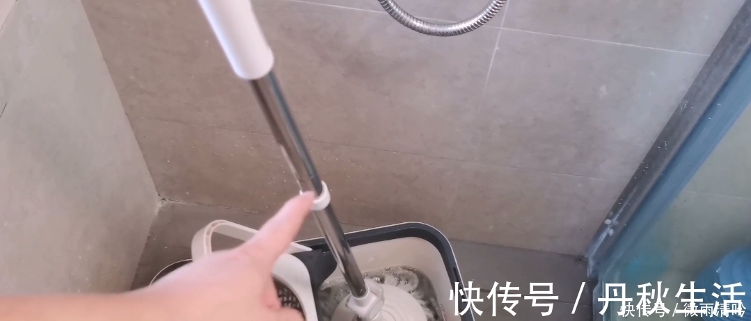 拖地时，在水里多加一样东西，拖地不留水痕、干得快，3天不沾灰