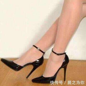 曼妙 尖头修身高跟鞋配上丝袜,穿出性感的曼妙身姿,凸显好看的气质!