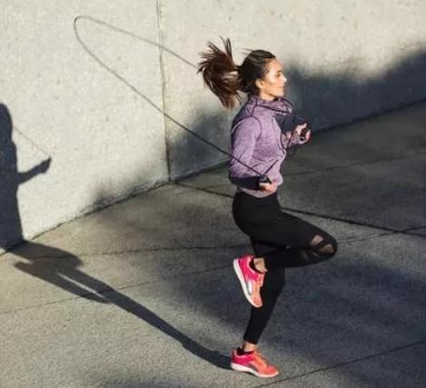 立秋|跳绳比跑步更燃脂,坚持跳绳一个月,你的身体会出现减肥的效果