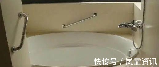 老师傅|巴掌大的卫生间，老师傅帮忙砌了个浴缸，发在朋友圈底下全是赞