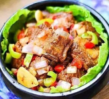 天冷了菜冷得快,吃点热乎的暖和,一家人围着吃