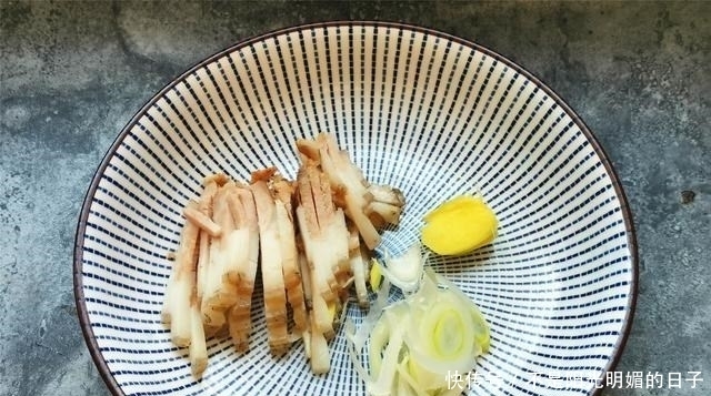 春天,这菜2块钱一斤便宜,加些肉丝炒一炒特下饭,家人爱吃