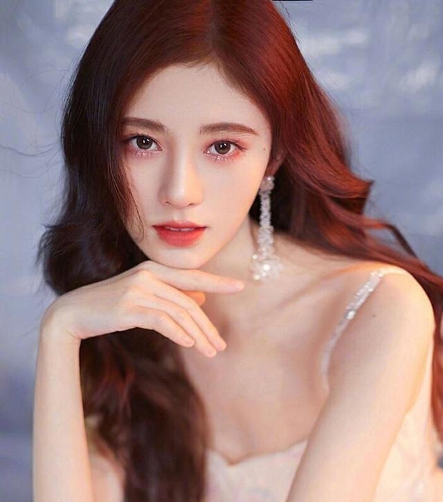 时髦 别再染“挂耳染”了!今年秋天流行“奶茶发”,时髦减龄又气质