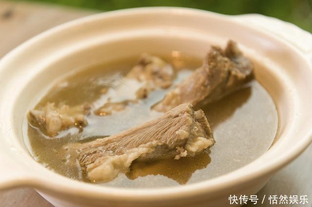 炖排骨,有人焯水,有人直接炖,都不对,大厨教你正确做法