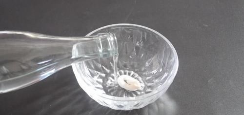 擦玻璃别用水了,教你用一秘招,擦完的玻璃光亮如新,方法太棒了