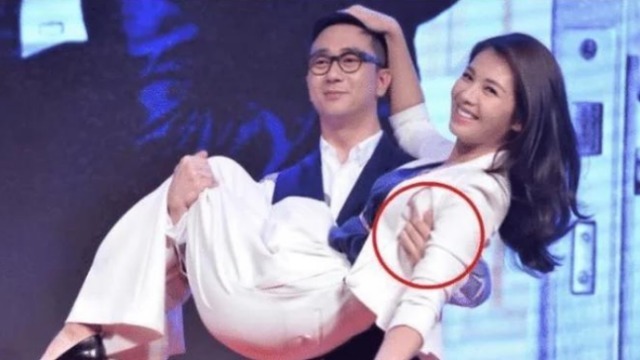 刘涛被王自健“公主抱”，满脸的无奈！谁注意到了他的手部动作