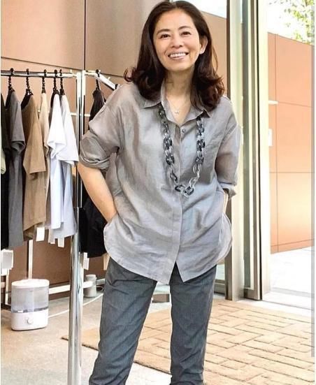 50岁女人拒绝“奶奶装”，学会这样穿，简约优雅又大方体现女人味