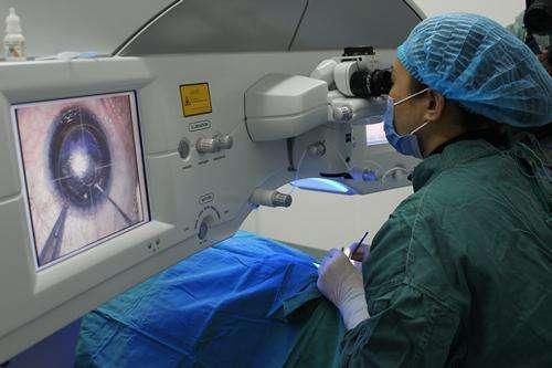 激光治疗|十年前用激光治近视的人,现在眼睛状态如何?结果令人唏嘘