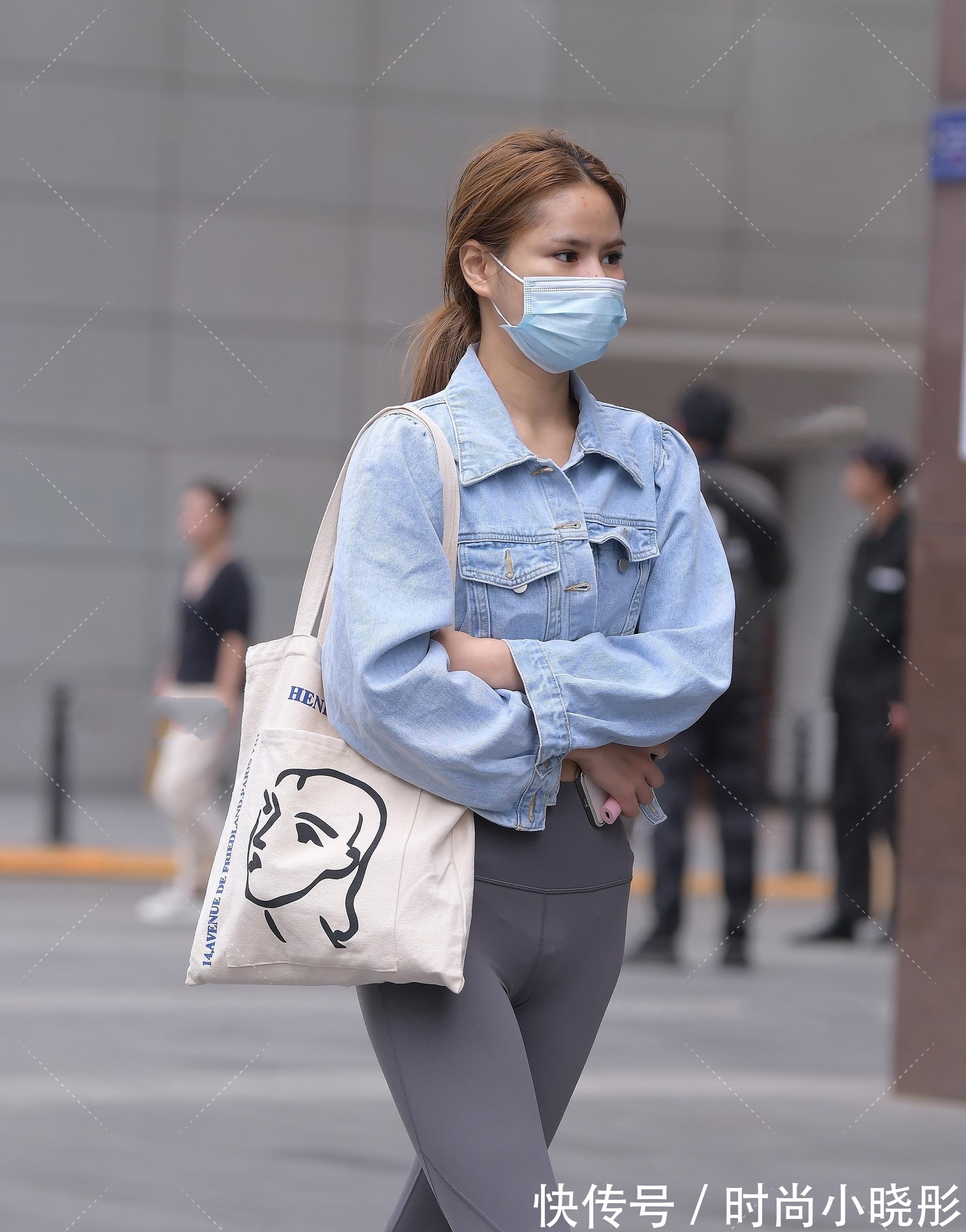 牛仔外套 牛仔外套搭配瑜伽裤,酷酷的运动风穿搭,让初秋暖起来