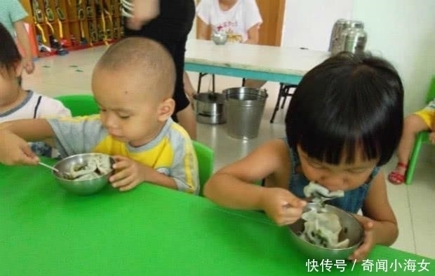 孩子第一天上幼儿园, 老师发伙食照片, 妈妈看完怒言 必须转学