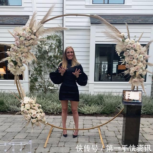 满头|阿黛尔穿绑带泳衣素颜上街,扎满头小辫扮嫩,却因穿错衣服被抨击