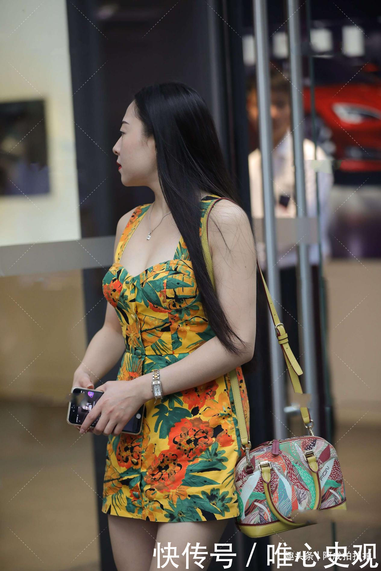 配色丰富的沙滩裙，青春靓丽，凸显年轻时尚感