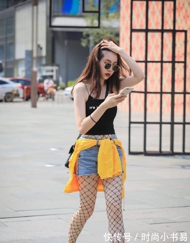 阿姨 阿姨也跟得上潮流,巧用牛仔配“渔网”,眼光毒辣且魅力十足!