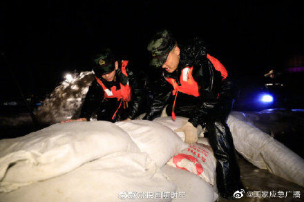 台风|台风过境引发内涝武警官兵雨夜驰援