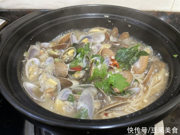 红辣椒|10分钟出锅的懒人版花蛤金针菇,鲜嫩又爽口