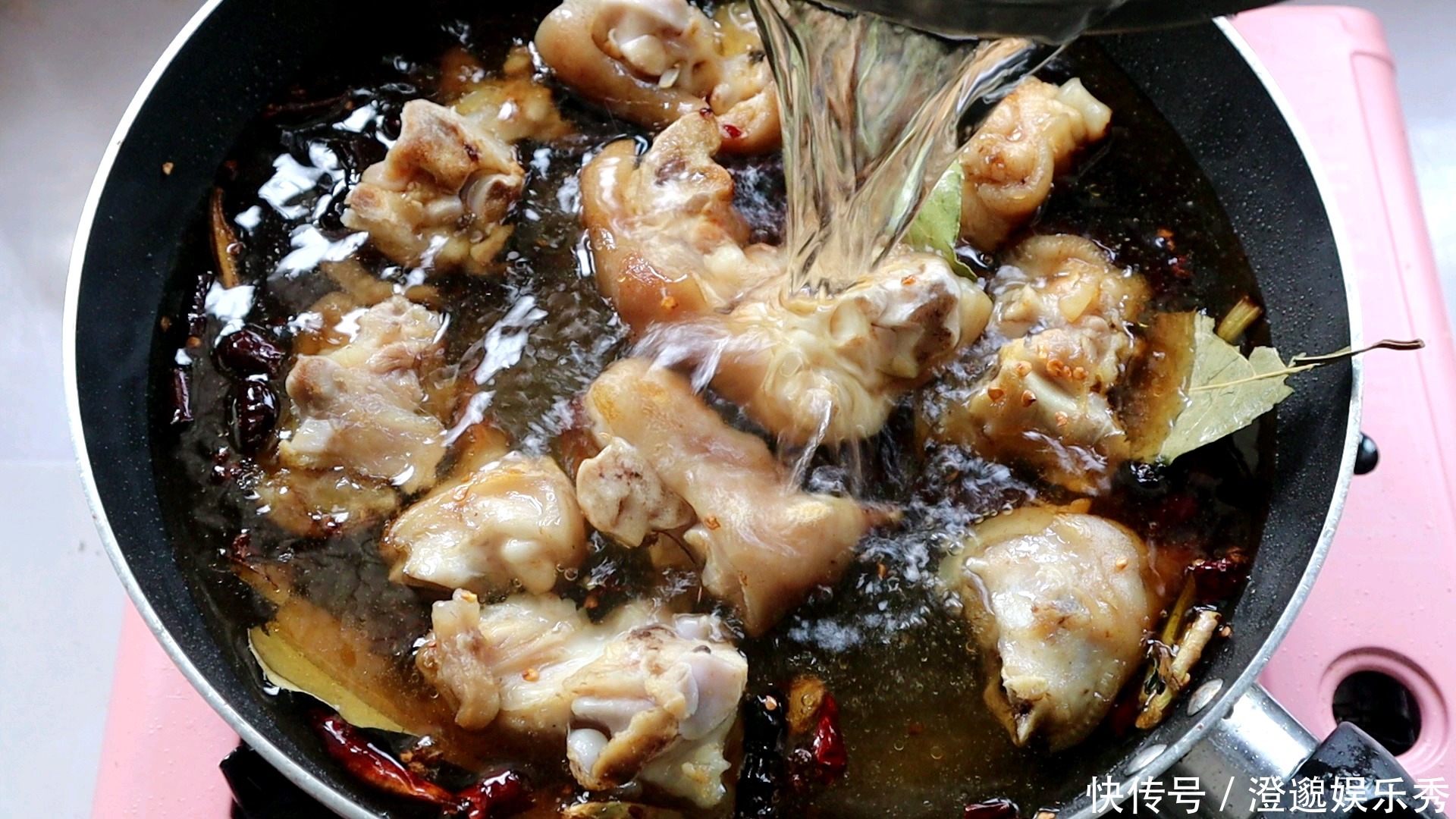 好吃|猪蹄最好吃的做法,软糯咸香,边煮边流口水,关键好吃还不长肉