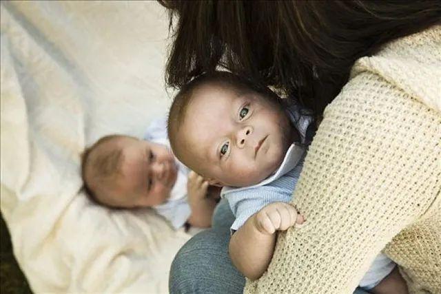 安娜|亲姐妹各生下双胞胎,经医生鉴定,4个孩子爸爸是同一人