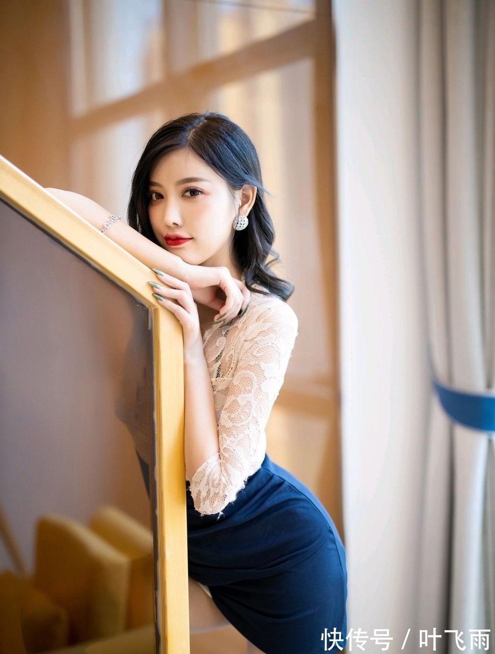 美女 都市丽人美女制服配高跟鞋,既显身材又显气质,太有魅力了