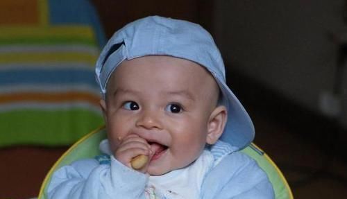 萌宝|小舅舅睡醒找妈妈,1岁萌娃婴语强势安慰,小舅舅别怕我在