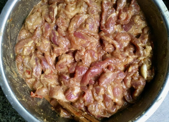 炸酥肉,这3味料少一样都不行,难怪酥肉不脆嫩不好吃!