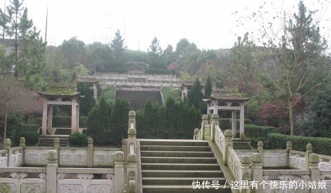 王士琦$此清官死后用草席下葬,300年后坟墓被发现,挖出10亿珍宝!