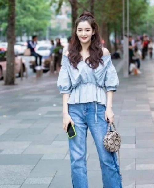  白色|街拍：小姐姐绿色短袖搭配蓝色牛仔裤，展现出清新淡雅的气质