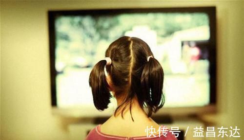 电视|三岁以内孩子看电视,影响视力是次要的,这四方面的危害才大