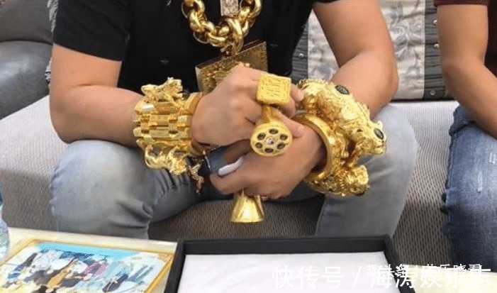 医生|男子炫富出门戴26斤黄金首饰,花52万定制黄金帽,医生让去精神科