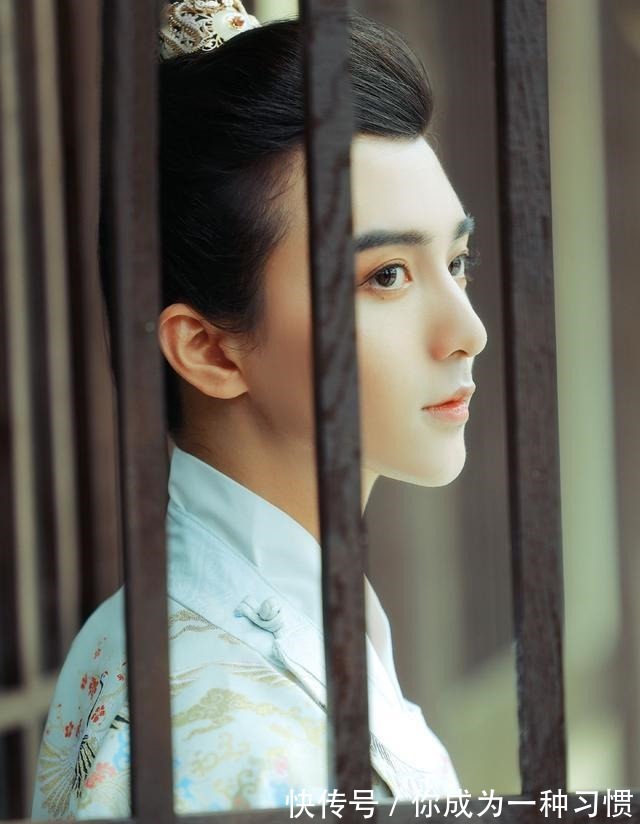 可可#鹤川颜值真高,穿汉服好有“温柔王爷范”,小说里的男主有脸了!