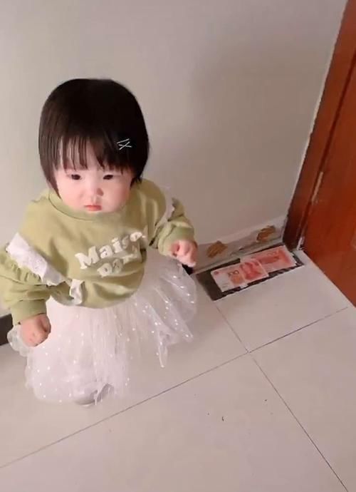 小棉袄|女儿不小心暴露爸爸“私房钱”,吓得找妈妈,网友笑翻这小棉袄漏风