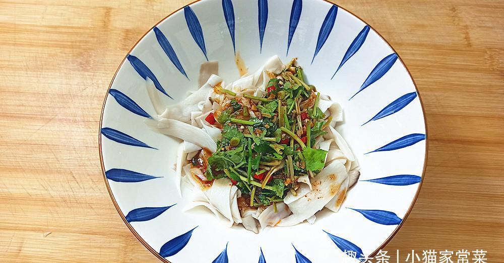 杏鲍菇凉拌比直接用热油炒出来的杏鲍菇口感更好,味道也清香