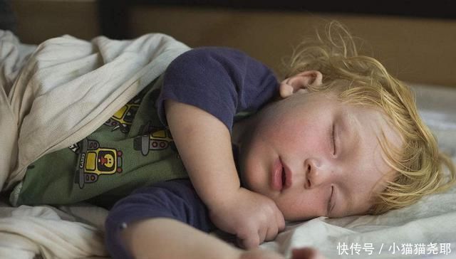 娃盖|孩子总踢被子,背后真实的原因你知道吗别再盲目给娃盖被子了