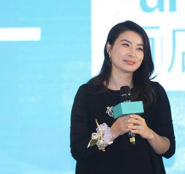 郭晶晶和一般“阔太”不一样，黑色连衣裙简约舒适，高级感爆棚