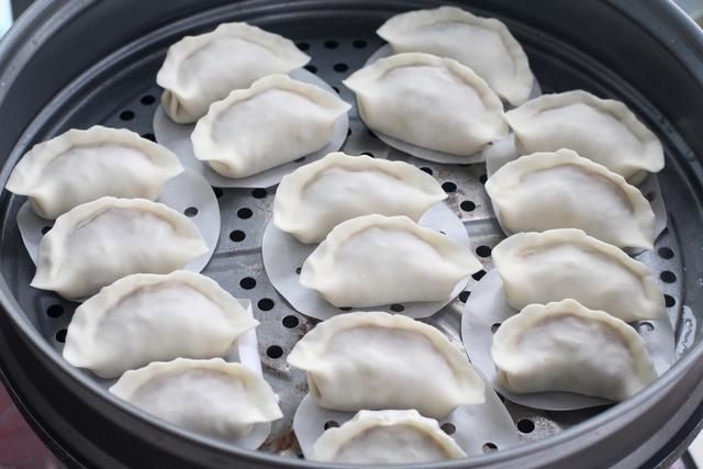 皮薄馅大的萝卜丝蒸饺，不揉面不醒面，营养丰富适合秋冬季食用