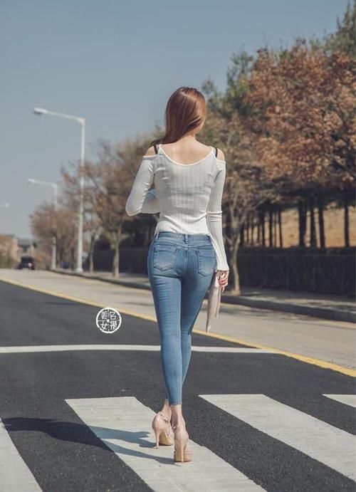 紧身牛仔裤|小姐姐穿紧身牛仔裤，超级美丽，塑造纤细小蛮腰