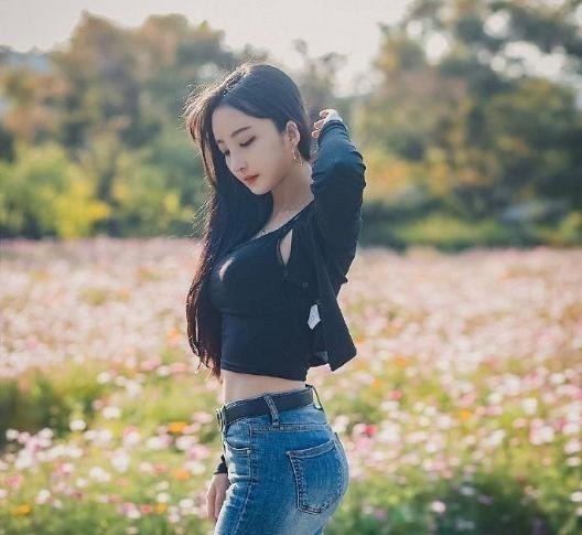 吊带 清新的小姐姐,牛仔修身裤搭配小吊带,仙女气息十足