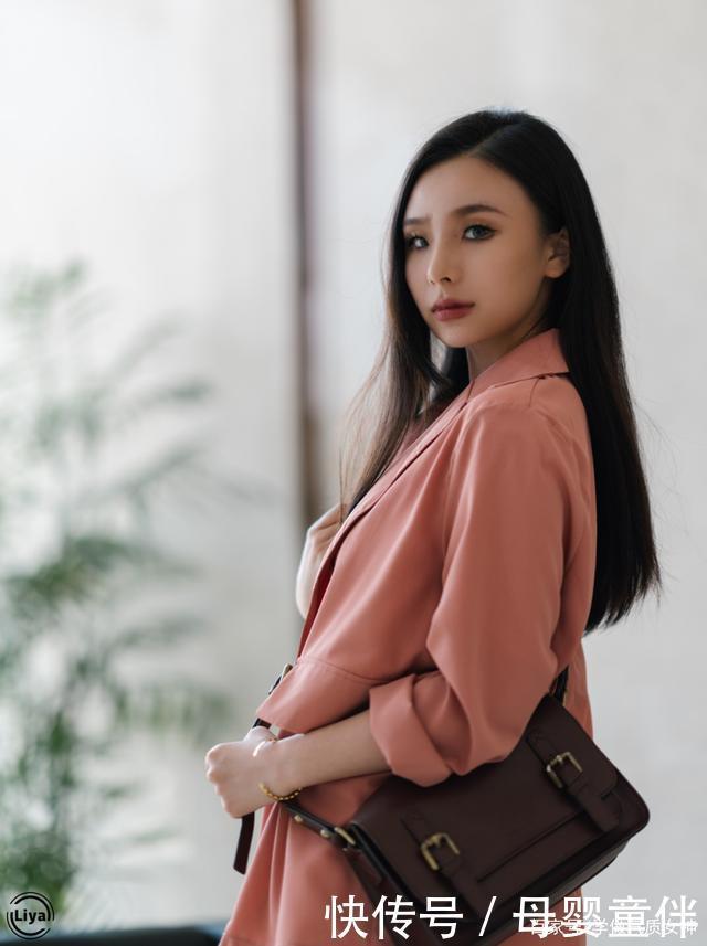 今秋薄外套里穿什么这件内搭洋气炸了!