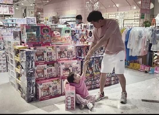 撒泼|孩子吵着买玩具,你可以不买,但一定不要说这句话!